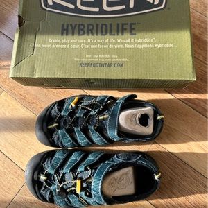 Keen Newport H2 closed toe waterproof Sandals Youth size 2